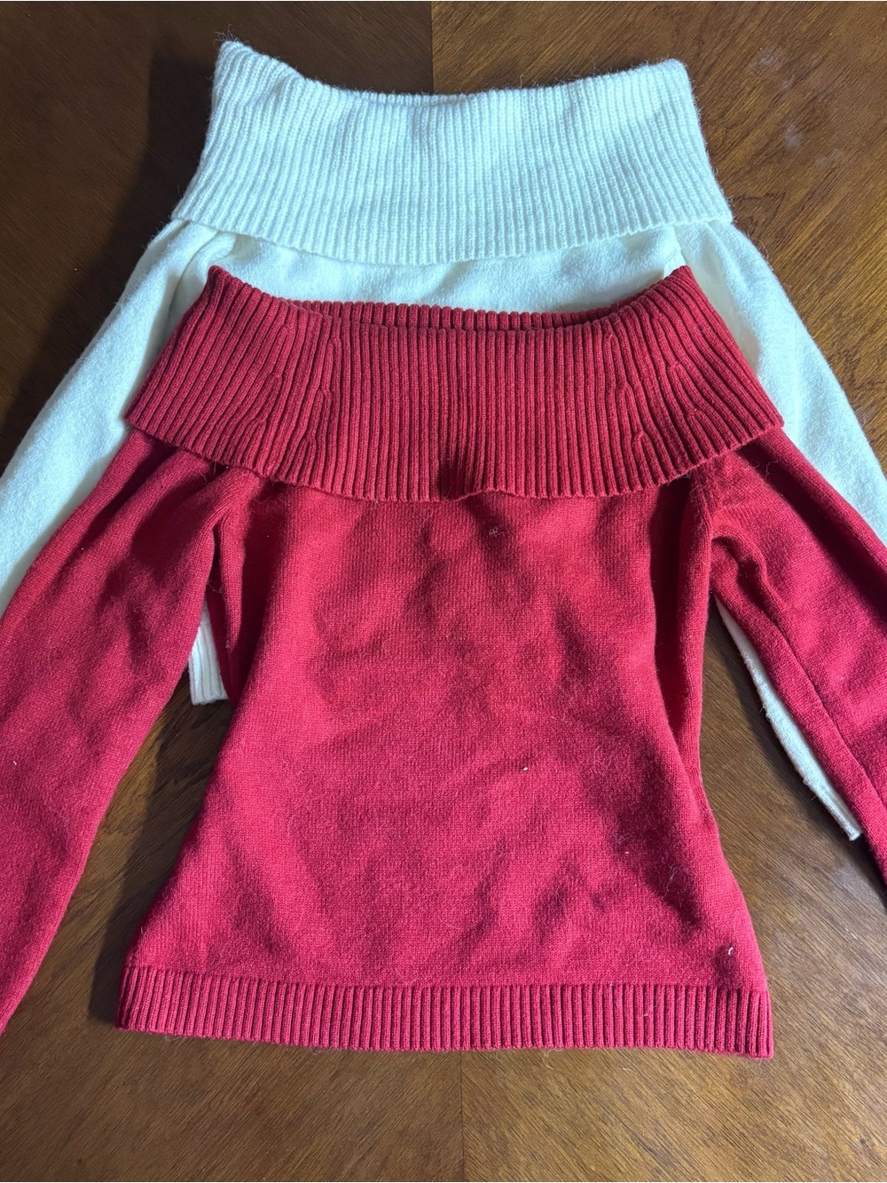 Off-Shoulder Ribbed Turtleneck Sweater - Red+ white